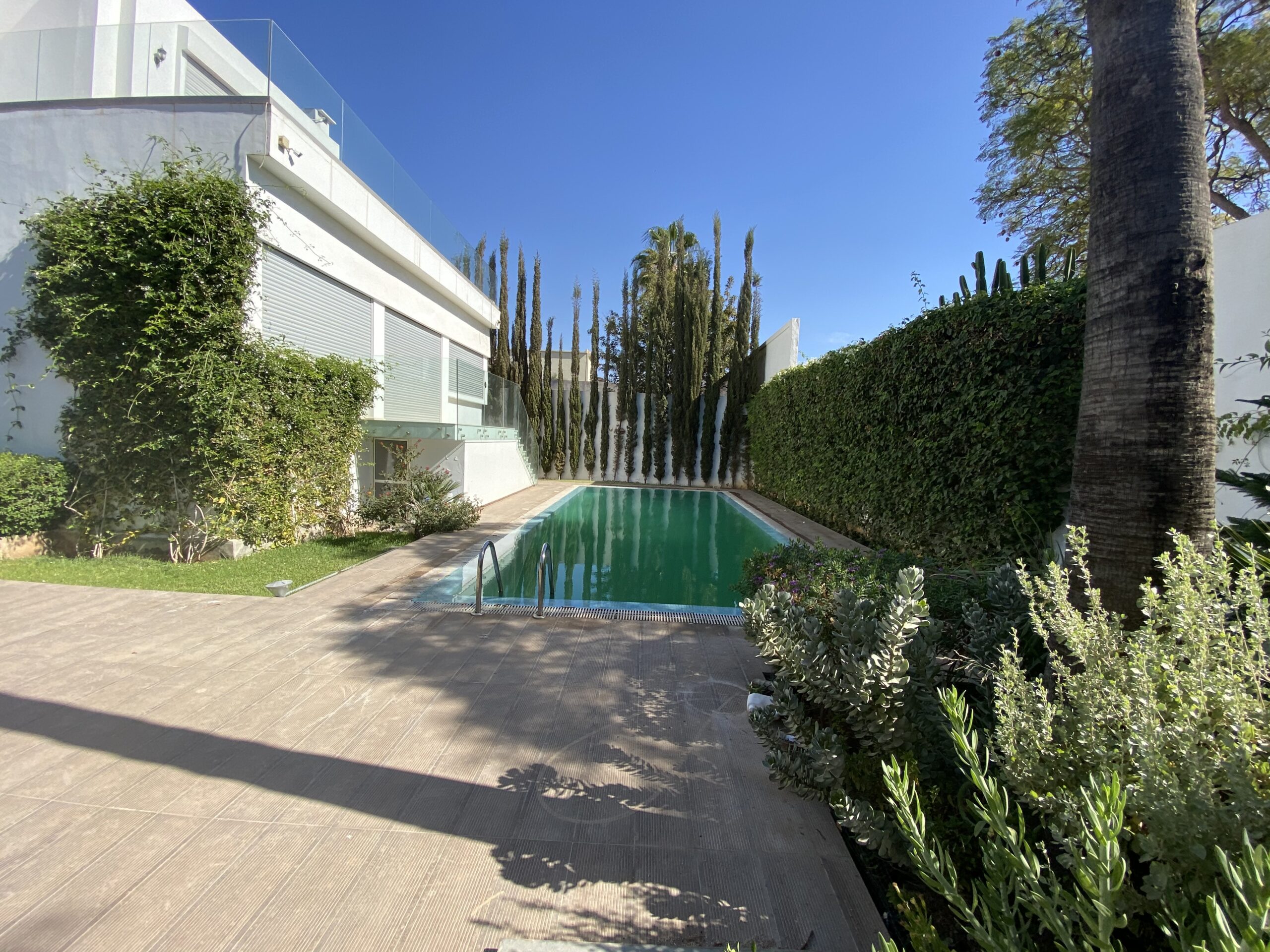Belle villa moderne 700m2 avec piscine en ville - luximmo